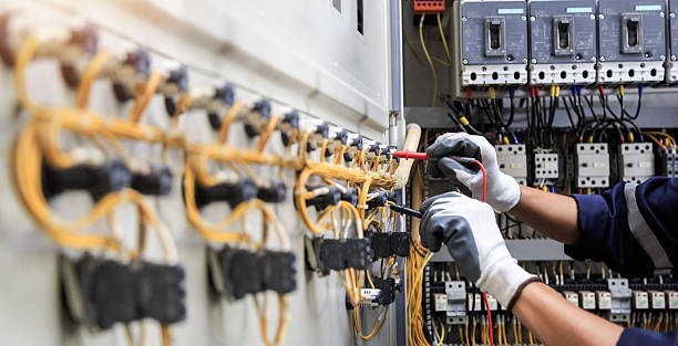 Professional Electrician technician working in Oak Park, CA
